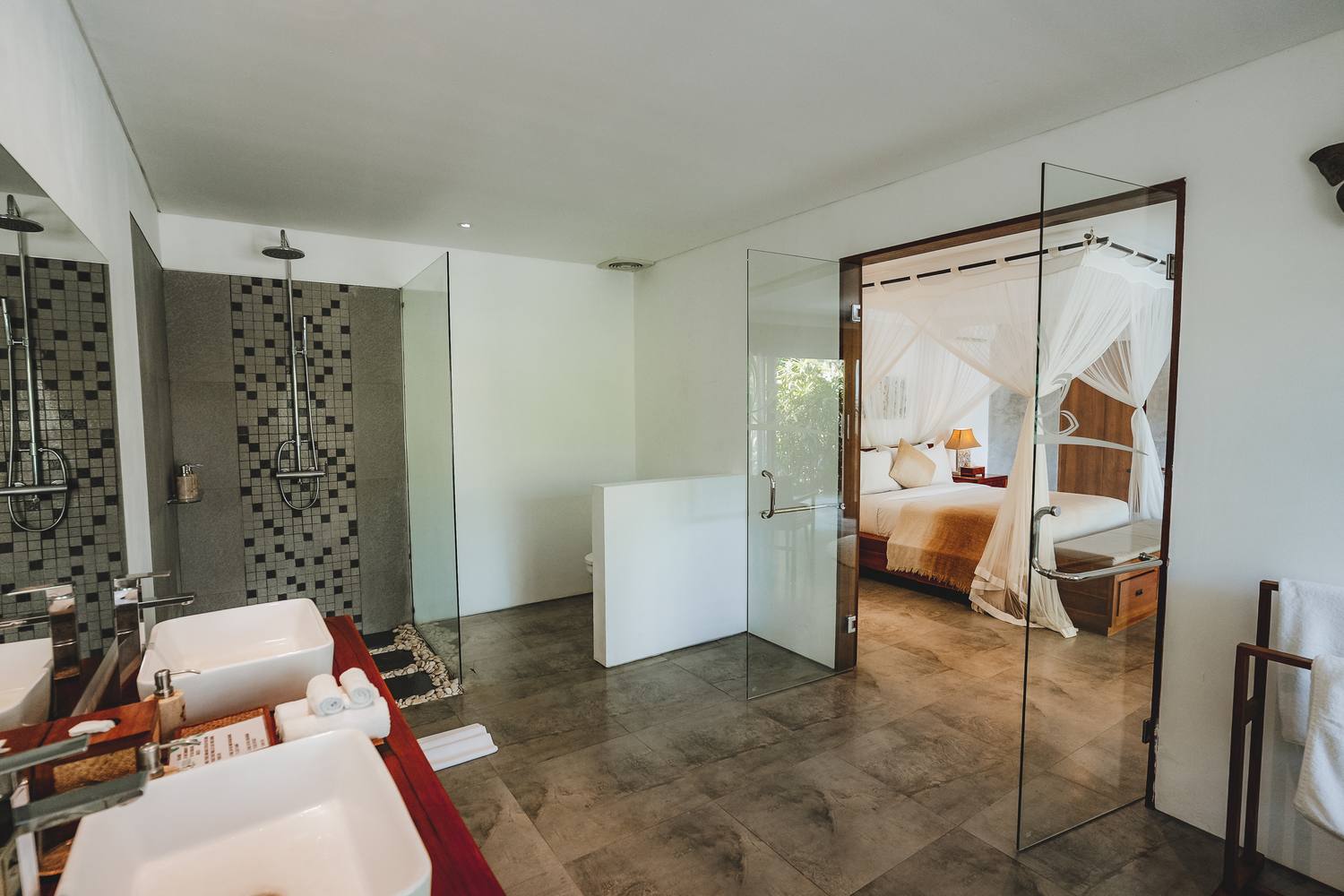 Honeymoon Pool Suite