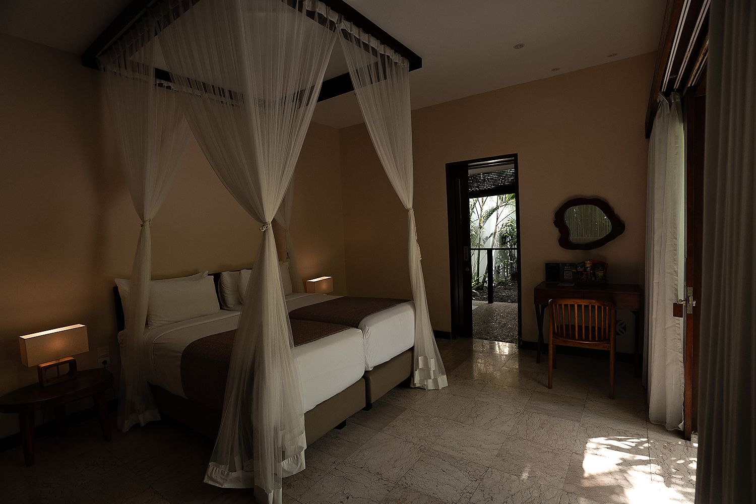 Bedroom 3, Heliconia: two single beds under one canopy